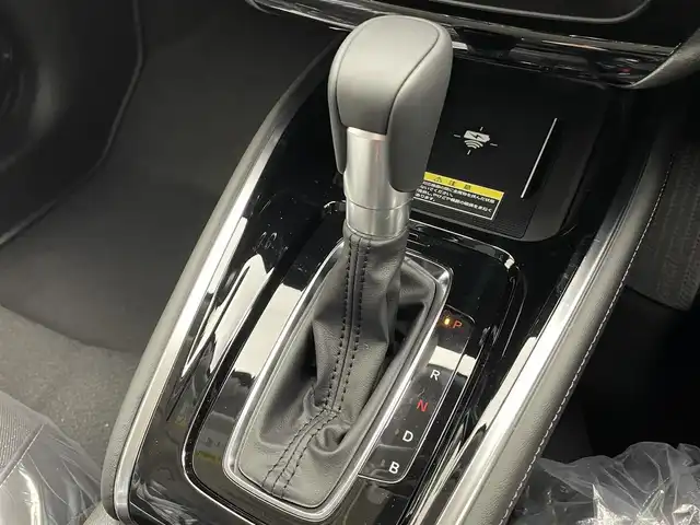 ホンダ ヴェゼル ハイブリッド e:HEV Z 滋賀県 2025(令7)年 0.1万km未満 プラチナホワイトパール 登録済未使用車/純正９インチナビ/（Bluetooth/フルセグ/TV/USB/AppleCarplay/AndroidAuto)/追従型クルーズコントロール/レーンキープアシスト/前後クリアランスソナー/電動パワーバックドア/純正ビルトインETC2.0/前方ドライブレコーダー/ワイヤレス充電/前席シートヒーター/ステアリングヒーター/衝突軽減ブレーキ/オートブレーキホールド/LEDライト/オートライト/ダウンヒルアシストコントロール/ハーフレザーシート/エンジンプッシュスタート/スマートキー/ステアリングスイッチ