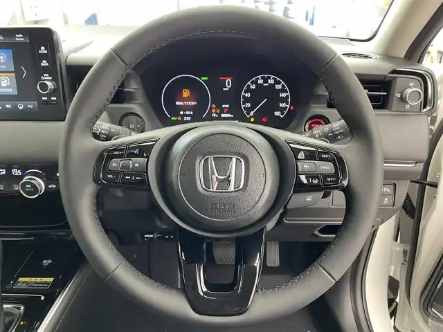 ホンダ ヴェゼル ハイブリッド e:HEV Z 滋賀県 2025(令7)年 0.1万km未満 プラチナホワイトパール 登録済未使用車/純正９インチナビ/（Bluetooth/フルセグ/TV/USB/AppleCarplay/AndroidAuto)/追従型クルーズコントロール/レーンキープアシスト/前後クリアランスソナー/電動パワーバックドア/純正ビルトインETC2.0/前方ドライブレコーダー/ワイヤレス充電/前席シートヒーター/ステアリングヒーター/衝突軽減ブレーキ/オートブレーキホールド/LEDライト/オートライト/ダウンヒルアシストコントロール/ハーフレザーシート/エンジンプッシュスタート/スマートキー/ステアリングスイッチ