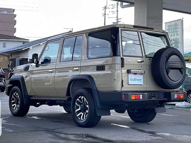 トヨタ ランドクルーザー AX 愛媛県 2024(令6)年 0.2万km ベージュ ワンオーナー/純正ナビ/CD/DVD/SD/BT/TV/バックカメラ/ETC/4WD/・ダウンヒルアシストコントロール/トヨタセーフティセンス/・プリクラッシュセーフティ/・レーンディパーチャーアラート/・クルーズコントロール/革巻きステアリング/・ステアリングスイッチ/MT付きAT/純正フロアマット/純正16インチAW/オートライト/・オートマチックハイビーム/・LEDヘッドライト/・LEDフォグランプ/・ヘッドライトレベライザー/背面タイヤ
