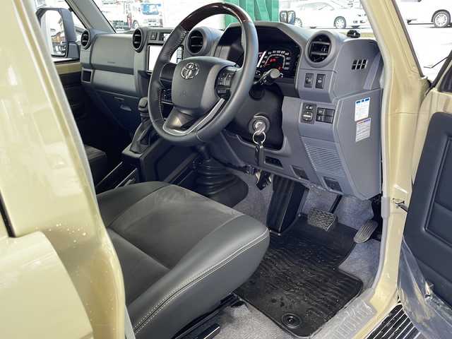 トヨタ ランドクルーザー AX 愛媛県 2024(令6)年 0.2万km ベージュ ワンオーナー/純正ナビ/CD/DVD/SD/BT/TV/バックカメラ/ETC/4WD/・ダウンヒルアシストコントロール/トヨタセーフティセンス/・プリクラッシュセーフティ/・レーンディパーチャーアラート/・クルーズコントロール/革巻きステアリング/・ステアリングスイッチ/MT付きAT/純正フロアマット/純正16インチAW/オートライト/・オートマチックハイビーム/・LEDヘッドライト/・LEDフォグランプ/・ヘッドライトレベライザー/背面タイヤ