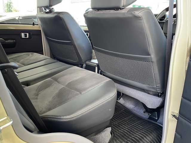 トヨタ ランドクルーザー AX 愛媛県 2024(令6)年 0.2万km ベージュ ワンオーナー/純正ナビ/CD/DVD/SD/BT/TV/バックカメラ/ETC/4WD/・ダウンヒルアシストコントロール/トヨタセーフティセンス/・プリクラッシュセーフティ/・レーンディパーチャーアラート/・クルーズコントロール/革巻きステアリング/・ステアリングスイッチ/MT付きAT/純正フロアマット/純正16インチAW/オートライト/・オートマチックハイビーム/・LEDヘッドライト/・LEDフォグランプ/・ヘッドライトレベライザー/背面タイヤ