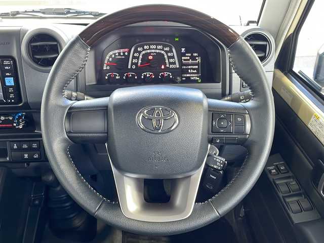 トヨタ ランドクルーザー AX 愛媛県 2024(令6)年 0.2万km ベージュ ワンオーナー/純正ナビ/CD/DVD/SD/BT/TV/バックカメラ/ETC/4WD/・ダウンヒルアシストコントロール/トヨタセーフティセンス/・プリクラッシュセーフティ/・レーンディパーチャーアラート/・クルーズコントロール/革巻きステアリング/・ステアリングスイッチ/MT付きAT/純正フロアマット/純正16インチAW/オートライト/・オートマチックハイビーム/・LEDヘッドライト/・LEDフォグランプ/・ヘッドライトレベライザー/背面タイヤ