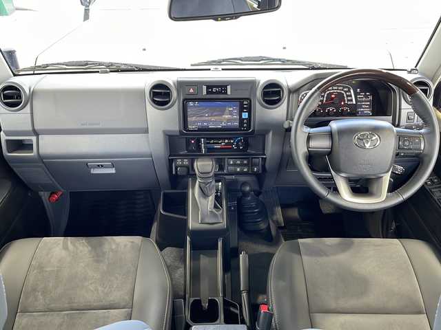 トヨタ ランドクルーザー AX 愛媛県 2024(令6)年 0.2万km ベージュ ワンオーナー/純正ナビ/CD/DVD/SD/BT/TV/バックカメラ/ETC/4WD/・ダウンヒルアシストコントロール/トヨタセーフティセンス/・プリクラッシュセーフティ/・レーンディパーチャーアラート/・クルーズコントロール/革巻きステアリング/・ステアリングスイッチ/MT付きAT/純正フロアマット/純正16インチAW/オートライト/・オートマチックハイビーム/・LEDヘッドライト/・LEDフォグランプ/・ヘッドライトレベライザー/背面タイヤ