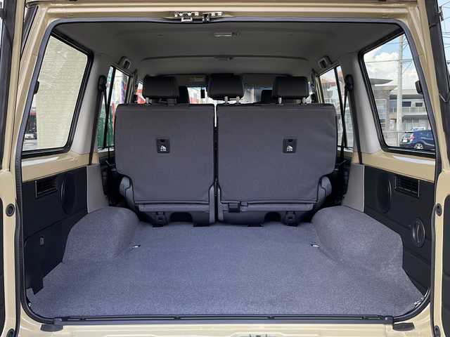 トヨタ ランドクルーザー AX 愛媛県 2024(令6)年 0.2万km ベージュ ワンオーナー/純正ナビ/CD/DVD/SD/BT/TV/バックカメラ/ETC/4WD/・ダウンヒルアシストコントロール/トヨタセーフティセンス/・プリクラッシュセーフティ/・レーンディパーチャーアラート/・クルーズコントロール/革巻きステアリング/・ステアリングスイッチ/MT付きAT/純正フロアマット/純正16インチAW/オートライト/・オートマチックハイビーム/・LEDヘッドライト/・LEDフォグランプ/・ヘッドライトレベライザー/背面タイヤ