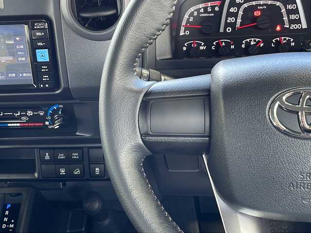 トヨタ ランドクルーザー AX 愛媛県 2024(令6)年 0.2万km ベージュ ワンオーナー/純正ナビ/CD/DVD/SD/BT/TV/バックカメラ/ETC/4WD/・ダウンヒルアシストコントロール/トヨタセーフティセンス/・プリクラッシュセーフティ/・レーンディパーチャーアラート/・クルーズコントロール/革巻きステアリング/・ステアリングスイッチ/MT付きAT/純正フロアマット/純正16インチAW/オートライト/・オートマチックハイビーム/・LEDヘッドライト/・LEDフォグランプ/・ヘッドライトレベライザー/背面タイヤ