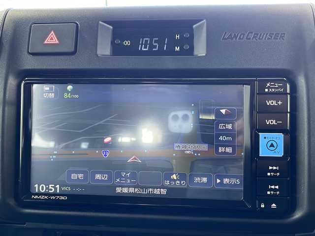 トヨタ ランドクルーザー AX 愛媛県 2024(令6)年 0.2万km ベージュ ワンオーナー/純正ナビ/CD/DVD/SD/BT/TV/バックカメラ/ETC/4WD/・ダウンヒルアシストコントロール/トヨタセーフティセンス/・プリクラッシュセーフティ/・レーンディパーチャーアラート/・クルーズコントロール/革巻きステアリング/・ステアリングスイッチ/MT付きAT/純正フロアマット/純正16インチAW/オートライト/・オートマチックハイビーム/・LEDヘッドライト/・LEDフォグランプ/・ヘッドライトレベライザー/背面タイヤ