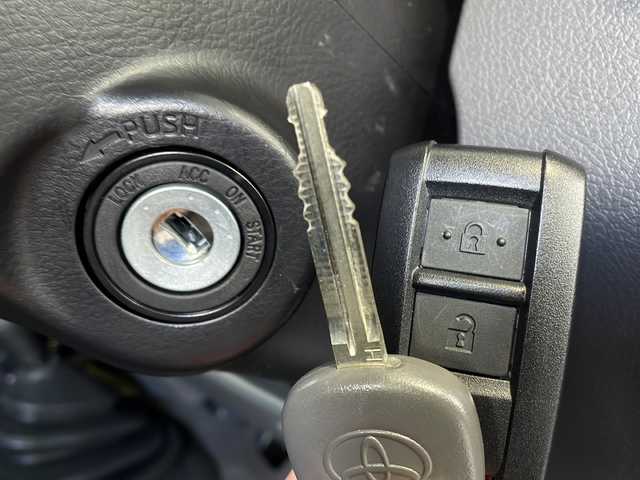 トヨタ ランドクルーザー AX 愛媛県 2024(令6)年 0.2万km ベージュ ワンオーナー/純正ナビ/CD/DVD/SD/BT/TV/バックカメラ/ETC/4WD/・ダウンヒルアシストコントロール/トヨタセーフティセンス/・プリクラッシュセーフティ/・レーンディパーチャーアラート/・クルーズコントロール/革巻きステアリング/・ステアリングスイッチ/MT付きAT/純正フロアマット/純正16インチAW/オートライト/・オートマチックハイビーム/・LEDヘッドライト/・LEDフォグランプ/・ヘッドライトレベライザー/背面タイヤ