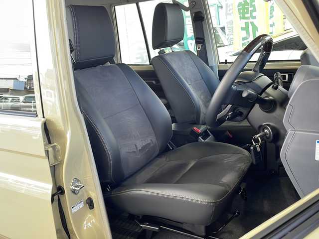 トヨタ ランドクルーザー AX 愛媛県 2024(令6)年 0.2万km ベージュ ワンオーナー/純正ナビ/CD/DVD/SD/BT/TV/バックカメラ/ETC/4WD/・ダウンヒルアシストコントロール/トヨタセーフティセンス/・プリクラッシュセーフティ/・レーンディパーチャーアラート/・クルーズコントロール/革巻きステアリング/・ステアリングスイッチ/MT付きAT/純正フロアマット/純正16インチAW/オートライト/・オートマチックハイビーム/・LEDヘッドライト/・LEDフォグランプ/・ヘッドライトレベライザー/背面タイヤ