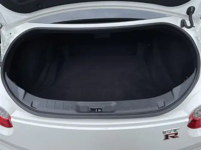 日産 ＧＴ－Ｒ プレミアムエディション 神奈川県 2023(令5)年 0.5万km ブリリアントホワイトパール ワンオーナー/純正SDナビ・地デジTV/バックモニター/BOSEサウンド/純正20インチAW/ブレンボブレーキ/リヤスポイラー/LEDライト/LEDデイライト/ハーフレザーシート/前席パワーシート/シートヒーター/純正CD/DVD/MSV/USB/BT再生/ビルトインETC/ドライブレコーダー/TVキット/クルーズコントロール/コーナーセンサー/パドルシフト/ステアリングスイッチ/プッシュスタート/インテリキー×2/保証書・取説あり