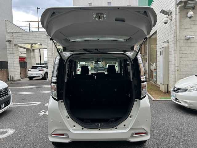 ダイハツ トール カスタムG リミテッド SAⅢ 東京都 2019(平31)年 2.8万km パールホワイトⅢ 登録時走行27987km/スマートアシスト3/・衝突回避支援ブレーキ機能/・衝突警報機能/・車線逸脱警報機能/・誤発進抑制制御機能/・先行車発進お知らせ機能/・オートハイビーム/・コーナーセンサー/クルーズコントロール/社外メモリーナビ・フルセグTV/パノラマモニター/ビルトインETC/両側パワースライドドア/LEDライト/ドライブレコーダー/スマートキー/前席シートヒーター/フロントスポイラー/パーソナルテーブル/R2.4.6年記録簿/保証書・取説/スペアキー
