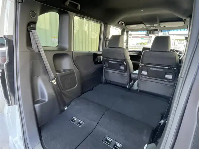 ホンダ Ｎ ＢＯＸ カスタム L ターボ 滋賀県 2022(令4)年 3.6万km プラチナホワイトパール ガソリン/2WD/CVT/社外マット(無限)/社外バイザー(無限）/両側パワースライドドア/９インチ社外ナビ【MVD-908HDL】/（FM/AM/CD/DVD/フルセグ/Bluetooth/SD/HDMI)/前後ドライブレコーダー/ETC/バックカメラ/Ｈｏｎｄａ ＳＥＮＳＩＮＧ/・踏み間違いブレーキアシスト/・プリクラッシュブレーキアシスト/・クルーズコントロール/・レーンキープアシスト/・標識検知機能/コーナー・バックセンサー/運転席・助手席シートヒーター/電動格納ミラー/電子パーキング/ブレーキホールド/本革巻きステアリング/ステアリングスイッチ/オートライト/ヘッドライトレベリング/LEDヘッドライト/フルオートエアコン/プッシュスタート/スマートキー/USB端子