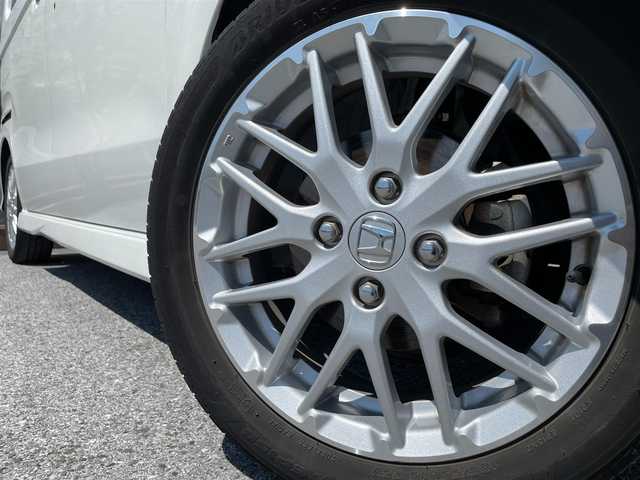 ホンダ Ｎ ＢＯＸ カスタム L ターボ 滋賀県 2022(令4)年 3.6万km プラチナホワイトパール ガソリン/2WD/CVT/社外マット(無限)/社外バイザー(無限）/両側パワースライドドア/９インチ社外ナビ【MVD-908HDL】/（FM/AM/CD/DVD/フルセグ/Bluetooth/SD/HDMI)/前後ドライブレコーダー/ETC/バックカメラ/Ｈｏｎｄａ ＳＥＮＳＩＮＧ/・踏み間違いブレーキアシスト/・プリクラッシュブレーキアシスト/・クルーズコントロール/・レーンキープアシスト/・標識検知機能/コーナー・バックセンサー/運転席・助手席シートヒーター/電動格納ミラー/電子パーキング/ブレーキホールド/本革巻きステアリング/ステアリングスイッチ/オートライト/ヘッドライトレベリング/LEDヘッドライト/フルオートエアコン/プッシュスタート/スマートキー/USB端子