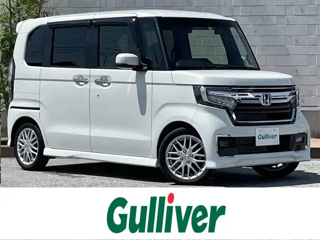 ホンダ Ｎ ＢＯＸ カスタム L ターボ 滋賀県 2022(令4)年 3.6万km プラチナホワイトパール ガソリン/2WD/CVT/社外マット(無限)/社外バイザー(無限）/両側パワースライドドア/９インチ社外ナビ【MVD-908HDL】/（FM/AM/CD/DVD/フルセグ/Bluetooth/SD/HDMI)/前後ドライブレコーダー/ETC/バックカメラ/Ｈｏｎｄａ ＳＥＮＳＩＮＧ/・踏み間違いブレーキアシスト/・プリクラッシュブレーキアシスト/・クルーズコントロール/・レーンキープアシスト/・標識検知機能/コーナー・バックセンサー/運転席・助手席シートヒーター/電動格納ミラー/電子パーキング/ブレーキホールド/本革巻きステアリング/ステアリングスイッチ/オートライト/ヘッドライトレベリング/LEDヘッドライト/フルオートエアコン/プッシュスタート/スマートキー/USB端子