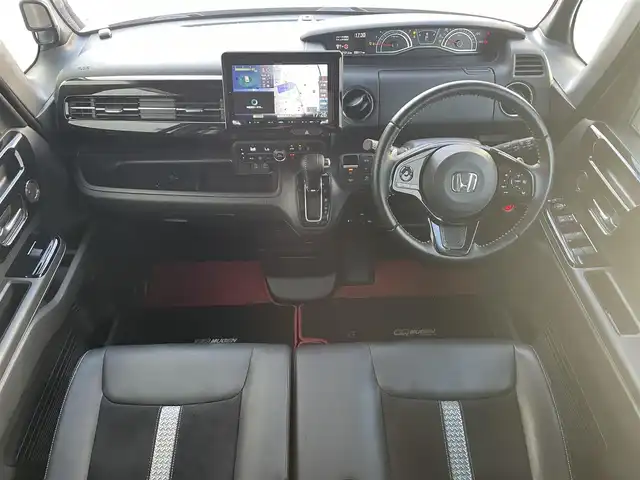 ホンダ Ｎ ＢＯＸ カスタム L ターボ 滋賀県 2022(令4)年 3.6万km プラチナホワイトパール ガソリン/2WD/CVT/社外マット(無限)/社外バイザー(無限）/両側パワースライドドア/９インチ社外ナビ【MVD-908HDL】/（FM/AM/CD/DVD/フルセグ/Bluetooth/SD/HDMI)/前後ドライブレコーダー/ETC/バックカメラ/Ｈｏｎｄａ ＳＥＮＳＩＮＧ/・踏み間違いブレーキアシスト/・プリクラッシュブレーキアシスト/・クルーズコントロール/・レーンキープアシスト/・標識検知機能/コーナー・バックセンサー/運転席・助手席シートヒーター/電動格納ミラー/電子パーキング/ブレーキホールド/本革巻きステアリング/ステアリングスイッチ/オートライト/ヘッドライトレベリング/LEDヘッドライト/フルオートエアコン/プッシュスタート/スマートキー/USB端子