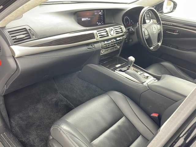 レクサス ＬＳ 600hL 道央・札幌 2015(平27)年 7.5万km ブラック ・4WD/・純正SDナビTV＆DVD＆BT/・バックカメラ/・クルーズコントロール/・レーンキープアシスト/・HEIGHT HIGH/・ブラインドスポットモニター/・オートマチックハイビーム/・レザーシート/・パワーシート/・マークレビンソン/・ハンドルヒーター/・シートヒーター/・エアーシート/・プッシュスタート/・スマートキー/・スペアキー/・オートワイパー/・パワーバックドア/・ウット調革巻きステアリング/・電動サンシード/・ミラーヒーター/・オートライト/・LEDヘッドライトフォグ/・空気圧センサー/・ステアリングスイッチ/・SPORT・COMFORTECOモード/・横滑り防止/・SNOWモード
