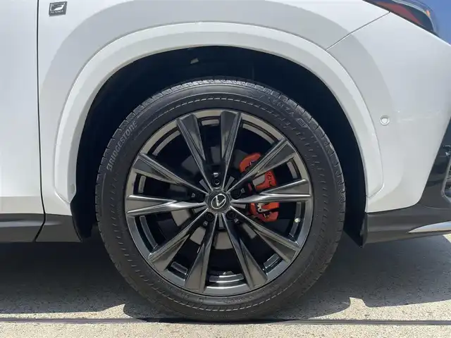 レクサス ＮＸ 350h Fスポーツ 東京都 2022(令4)年 1.5万km ホワイトノーヴァガラスフレーク ワンオーナー/パノラマルーフ/赤黒レザー/HUD/パワーバックドア/オレンジキャリパー/純正ナビ/TV/360°カメラ /スマートキー