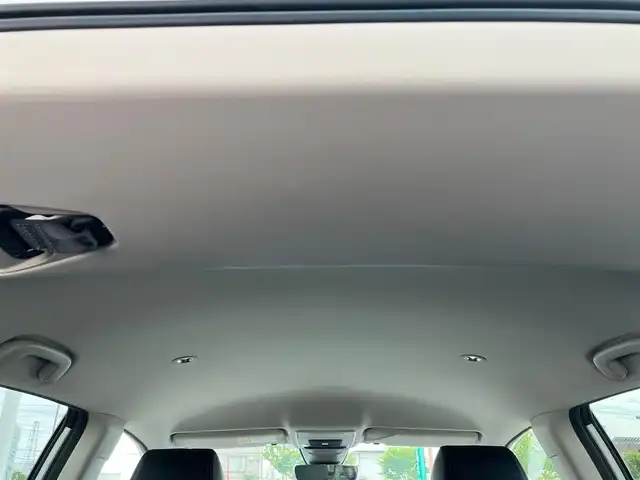 ホンダ ＺＲ－Ｖ Z 静岡県 2023(令5)年 2.7万km プラチナホワイトパール Honda SENSING/ブラインドスポットインフォメーション/後退出庫サポート/アダプティブドライビングビーム/マルチビューカメラシステム/Honda CONNECTディスプレー/ETC2.0車載器/ワイヤレス充電器/本革シート/運転席8ウェイ助手席4ウェイパワーシート(ドライビングポジションシステム付)/運転席＆助手席シートヒーター/BOSEプレミアムサウンドシステム(12スピーカー)/ハンズフリーアクセスパワーテールゲート(予約クローズ機能付)/純正18インチアルミホイール(切削＋ベルリナブラック)/エンジンスタートボタン/パワーステアリング/パワーウィンドウ/スマートキー/オートエアコン/クルーズコントロール/USB入力端子/純正フロアマット/ABS/横滑り防止装置/コーナーセンサー前後/レーンキープアシスト/オートライト/オートマチックハイビーム/ダウンヒルアシストコントロール/LEDヘッドライト/W＋サイドエアバック/衝突軽減システム/カーテンエアバック/衝突軽減システム/ステアリングヒーター