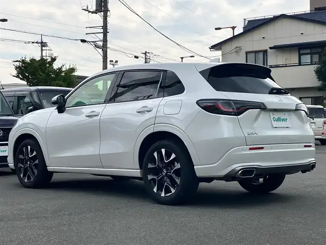 ホンダ ＺＲ－Ｖ Z 静岡県 2023(令5)年 2.7万km プラチナホワイトパール Honda SENSING/ブラインドスポットインフォメーション/後退出庫サポート/アダプティブドライビングビーム/マルチビューカメラシステム/Honda CONNECTディスプレー/ETC2.0車載器/ワイヤレス充電器/本革シート/運転席8ウェイ助手席4ウェイパワーシート(ドライビングポジションシステム付)/運転席＆助手席シートヒーター/BOSEプレミアムサウンドシステム(12スピーカー)/ハンズフリーアクセスパワーテールゲート(予約クローズ機能付)/純正18インチアルミホイール(切削＋ベルリナブラック)/エンジンスタートボタン/パワーステアリング/パワーウィンドウ/スマートキー/オートエアコン/クルーズコントロール/USB入力端子/純正フロアマット/ABS/横滑り防止装置/コーナーセンサー前後/レーンキープアシスト/オートライト/オートマチックハイビーム/ダウンヒルアシストコントロール/LEDヘッドライト/W＋サイドエアバック/衝突軽減システム/カーテンエアバック/衝突軽減システム/ステアリングヒーター