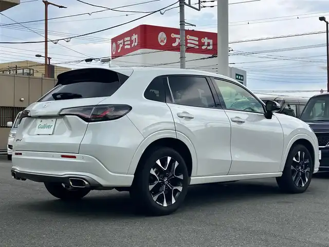 ホンダ ＺＲ－Ｖ Z 静岡県 2023(令5)年 2.7万km プラチナホワイトパール Honda SENSING/ブラインドスポットインフォメーション/後退出庫サポート/アダプティブドライビングビーム/マルチビューカメラシステム/Honda CONNECTディスプレー/ETC2.0車載器/ワイヤレス充電器/本革シート/運転席8ウェイ助手席4ウェイパワーシート(ドライビングポジションシステム付)/運転席＆助手席シートヒーター/BOSEプレミアムサウンドシステム(12スピーカー)/ハンズフリーアクセスパワーテールゲート(予約クローズ機能付)/純正18インチアルミホイール(切削＋ベルリナブラック)/エンジンスタートボタン/パワーステアリング/パワーウィンドウ/スマートキー/オートエアコン/クルーズコントロール/USB入力端子/純正フロアマット/ABS/横滑り防止装置/コーナーセンサー前後/レーンキープアシスト/オートライト/オートマチックハイビーム/ダウンヒルアシストコントロール/LEDヘッドライト/W＋サイドエアバック/衝突軽減システム/カーテンエアバック/衝突軽減システム/ステアリングヒーター