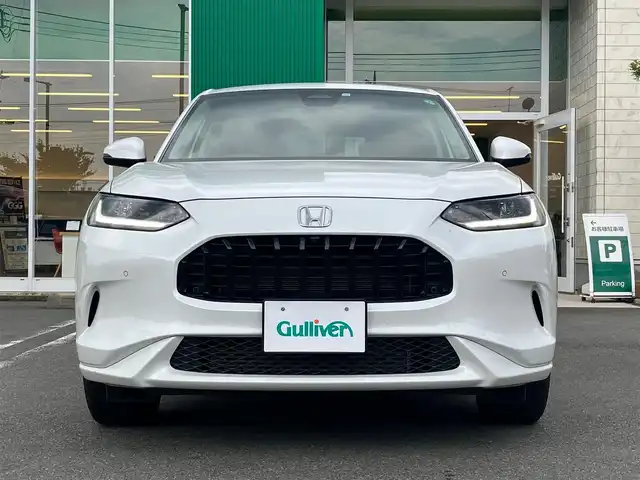 ホンダ ＺＲ－Ｖ Z 静岡県 2023(令5)年 2.7万km プラチナホワイトパール Honda SENSING/ブラインドスポットインフォメーション/後退出庫サポート/アダプティブドライビングビーム/マルチビューカメラシステム/Honda CONNECTディスプレー/ETC2.0車載器/ワイヤレス充電器/本革シート/運転席8ウェイ助手席4ウェイパワーシート(ドライビングポジションシステム付)/運転席＆助手席シートヒーター/BOSEプレミアムサウンドシステム(12スピーカー)/ハンズフリーアクセスパワーテールゲート(予約クローズ機能付)/純正18インチアルミホイール(切削＋ベルリナブラック)/エンジンスタートボタン/パワーステアリング/パワーウィンドウ/スマートキー/オートエアコン/クルーズコントロール/USB入力端子/純正フロアマット/ABS/横滑り防止装置/コーナーセンサー前後/レーンキープアシスト/オートライト/オートマチックハイビーム/ダウンヒルアシストコントロール/LEDヘッドライト/W＋サイドエアバック/衝突軽減システム/カーテンエアバック/衝突軽減システム/ステアリングヒーター