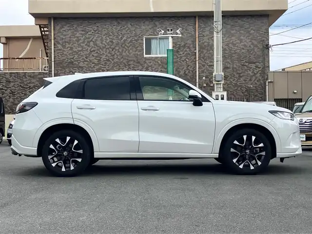 ホンダ ＺＲ－Ｖ Z 静岡県 2023(令5)年 2.7万km プラチナホワイトパール Honda SENSING/ブラインドスポットインフォメーション/後退出庫サポート/アダプティブドライビングビーム/マルチビューカメラシステム/Honda CONNECTディスプレー/ETC2.0車載器/ワイヤレス充電器/本革シート/運転席8ウェイ助手席4ウェイパワーシート(ドライビングポジションシステム付)/運転席＆助手席シートヒーター/BOSEプレミアムサウンドシステム(12スピーカー)/ハンズフリーアクセスパワーテールゲート(予約クローズ機能付)/純正18インチアルミホイール(切削＋ベルリナブラック)/エンジンスタートボタン/パワーステアリング/パワーウィンドウ/スマートキー/オートエアコン/クルーズコントロール/USB入力端子/純正フロアマット/ABS/横滑り防止装置/コーナーセンサー前後/レーンキープアシスト/オートライト/オートマチックハイビーム/ダウンヒルアシストコントロール/LEDヘッドライト/W＋サイドエアバック/衝突軽減システム/カーテンエアバック/衝突軽減システム/ステアリングヒーター