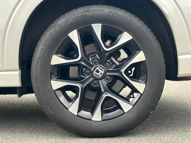 ホンダ ＺＲ－Ｖ Z 静岡県 2023(令5)年 2.7万km プラチナホワイトパール Honda SENSING/ブラインドスポットインフォメーション/後退出庫サポート/アダプティブドライビングビーム/マルチビューカメラシステム/Honda CONNECTディスプレー/ETC2.0車載器/ワイヤレス充電器/本革シート/運転席8ウェイ助手席4ウェイパワーシート(ドライビングポジションシステム付)/運転席＆助手席シートヒーター/BOSEプレミアムサウンドシステム(12スピーカー)/ハンズフリーアクセスパワーテールゲート(予約クローズ機能付)/純正18インチアルミホイール(切削＋ベルリナブラック)/エンジンスタートボタン/パワーステアリング/パワーウィンドウ/スマートキー/オートエアコン/クルーズコントロール/USB入力端子/純正フロアマット/ABS/横滑り防止装置/コーナーセンサー前後/レーンキープアシスト/オートライト/オートマチックハイビーム/ダウンヒルアシストコントロール/LEDヘッドライト/W＋サイドエアバック/衝突軽減システム/カーテンエアバック/衝突軽減システム/ステアリングヒーター