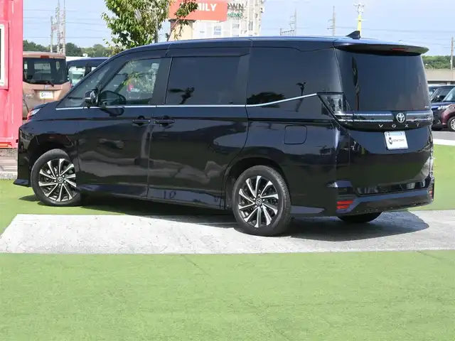 トヨタ ヴォクシー S－Z 千葉県 2022(令4)年 3.7万km スパークリングブラックパールクリスタルシャイン Toyota Safety Sense/・プリクラッシュセーフティ/・レーンディパーチャーアラート/・オートハイビーム/・レーダークルーズコントロール/・ブラインドスポットモニター/両側パワースライドドア/ハーフレザーシート/前席シートヒーター/10.5インチ純正コネクティッドナビ/地デジTV/【DVD/CD再生機能　Bluetooth接続】/バックカメラ/革巻きステアリング/ETC（2.0）/LEDヘッドライト/ウインカーミラー/クリアランスソナー/純正17インチアルミホイル/サイド/カーテンエアバッグ/スマートキー