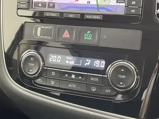 三菱 アウトランダー ＰＨＥＶ G ナビパッケージ 新潟県 2015(平27)年 8.9万km アメジストブラック 純正ディーラーOPナビ/バック/サイドカメラ/フルセグTV/Bluetooth/ETC/クルーズコントロール/電動リアゲート/パドルシフト/革巻きステアリング/ステアリングスイッチ/HIDヘッドライト/オートライト/プッシュスタート/純正フロアマット/スタッドレス付き社外AW積込み/充電ケーブル積込み