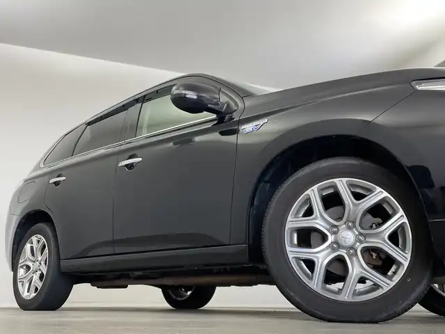 三菱 アウトランダー ＰＨＥＶ G ナビパッケージ 新潟県 2015(平27)年 8.9万km アメジストブラック 純正ディーラーOPナビ/バック/サイドカメラ/フルセグTV/Bluetooth/ETC/クルーズコントロール/電動リアゲート/パドルシフト/革巻きステアリング/ステアリングスイッチ/HIDヘッドライト/オートライト/プッシュスタート/純正フロアマット/スタッドレス付き社外AW積込み/充電ケーブル積込み