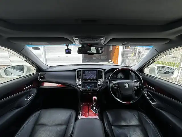 トヨタ クラウン マジェスタ Fバージョン 静岡県 2013(平25)年 13万km ホワイトパールクリスタルシャイン ユーザー買取車両/純正ナビ/【FM/AM/BT/TV】/純正18インチAW/純正フロアマット/純正LEDヘッドライト/エンジンスタートボタン/MTモード付AT/クルーズコントロール/スペアキー×１/スマートキー/ETC/ドライブレコーダー/バックカメラ/全方位カメラ/サンルーフ/パワーシート/レザーシート/サンルーフ/ウィンカーミラー/保証書/取扱説明書