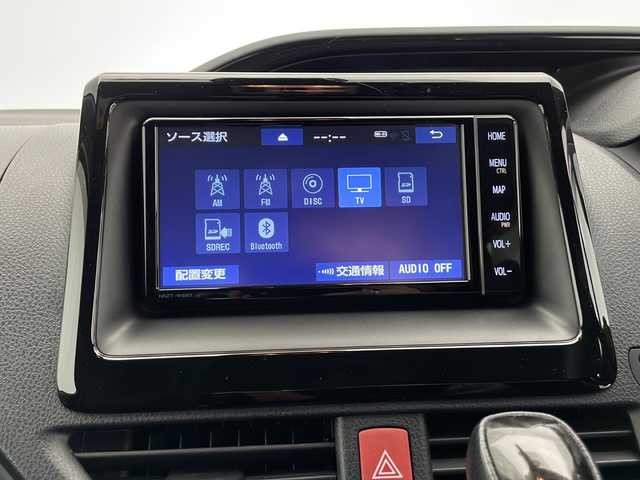 トヨタ エスクァイア Gi 長野県 2018(平30)年 3.3万km ホワイトパールクリスタルシャイン 純正SDナビ/Bluetooth／CD／フルセグTV/バックカメラ/ビルトインETC/前方ドラレコ/両側パワスラ/前席シートヒーター/横滑り防止装置/衝突軽減被害システム/先行車発進告知/社外TRD17インチAW装着/社外フロアマット/ドアバイザー/ステアリングスイッチ/クルーズコントロール/2列目サンシェード/オートライト/LEDヘッドライト/電格ミラー/スマートキー