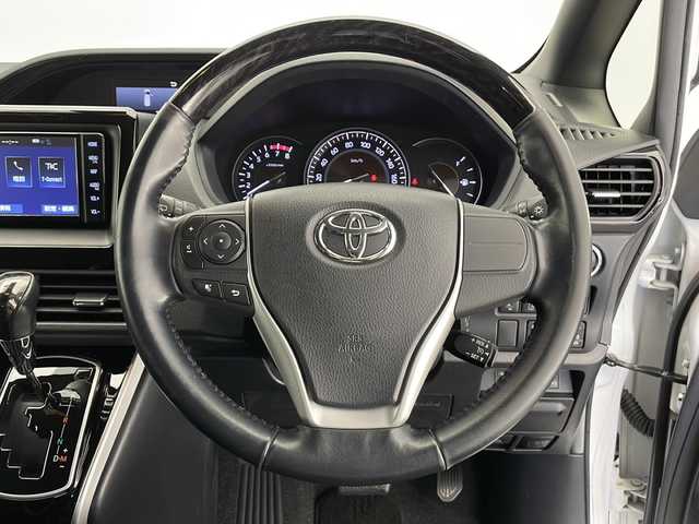 トヨタ エスクァイア Gi 長野県 2018(平30)年 3.3万km ホワイトパールクリスタルシャイン 純正SDナビ/Bluetooth／CD／フルセグTV/バックカメラ/ビルトインETC/前方ドラレコ/両側パワスラ/前席シートヒーター/横滑り防止装置/衝突軽減被害システム/先行車発進告知/社外TRD17インチAW装着/社外フロアマット/ドアバイザー/ステアリングスイッチ/クルーズコントロール/2列目サンシェード/オートライト/LEDヘッドライト/電格ミラー/スマートキー