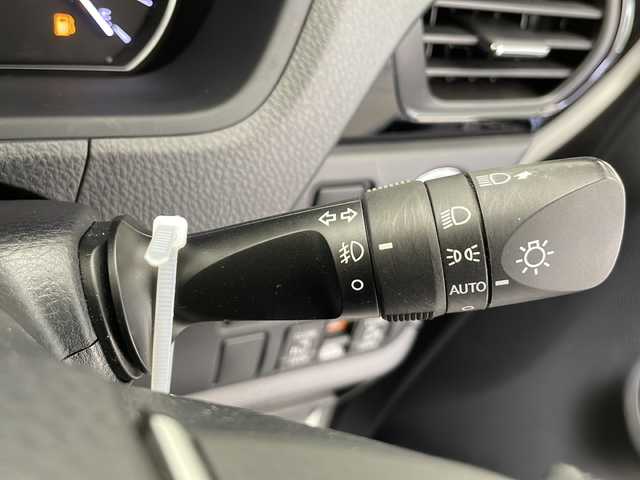 トヨタ エスクァイア Gi 長野県 2018(平30)年 3.3万km ホワイトパールクリスタルシャイン 純正SDナビ/Bluetooth／CD／フルセグTV/バックカメラ/ビルトインETC/前方ドラレコ/両側パワスラ/前席シートヒーター/横滑り防止装置/衝突軽減被害システム/先行車発進告知/社外TRD17インチAW装着/社外フロアマット/ドアバイザー/ステアリングスイッチ/クルーズコントロール/2列目サンシェード/オートライト/LEDヘッドライト/電格ミラー/スマートキー