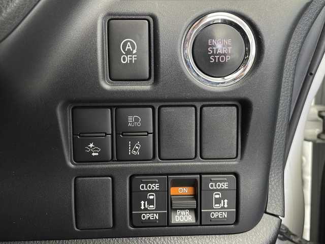 トヨタ エスクァイア Gi 長野県 2018(平30)年 3.3万km ホワイトパールクリスタルシャイン 純正SDナビ/Bluetooth／CD／フルセグTV/バックカメラ/ビルトインETC/前方ドラレコ/両側パワスラ/前席シートヒーター/横滑り防止装置/衝突軽減被害システム/先行車発進告知/社外TRD17インチAW装着/社外フロアマット/ドアバイザー/ステアリングスイッチ/クルーズコントロール/2列目サンシェード/オートライト/LEDヘッドライト/電格ミラー/スマートキー