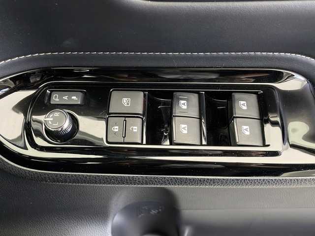 トヨタ エスクァイア Gi 長野県 2018(平30)年 3.3万km ホワイトパールクリスタルシャイン 純正SDナビ/Bluetooth／CD／フルセグTV/バックカメラ/ビルトインETC/前方ドラレコ/両側パワスラ/前席シートヒーター/横滑り防止装置/衝突軽減被害システム/先行車発進告知/社外TRD17インチAW装着/社外フロアマット/ドアバイザー/ステアリングスイッチ/クルーズコントロール/2列目サンシェード/オートライト/LEDヘッドライト/電格ミラー/スマートキー