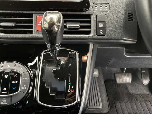 トヨタ エスクァイア Gi 長野県 2018(平30)年 3.3万km ホワイトパールクリスタルシャイン 純正SDナビ/Bluetooth／CD／フルセグTV/バックカメラ/ビルトインETC/前方ドラレコ/両側パワスラ/前席シートヒーター/横滑り防止装置/衝突軽減被害システム/先行車発進告知/社外TRD17インチAW装着/社外フロアマット/ドアバイザー/ステアリングスイッチ/クルーズコントロール/2列目サンシェード/オートライト/LEDヘッドライト/電格ミラー/スマートキー