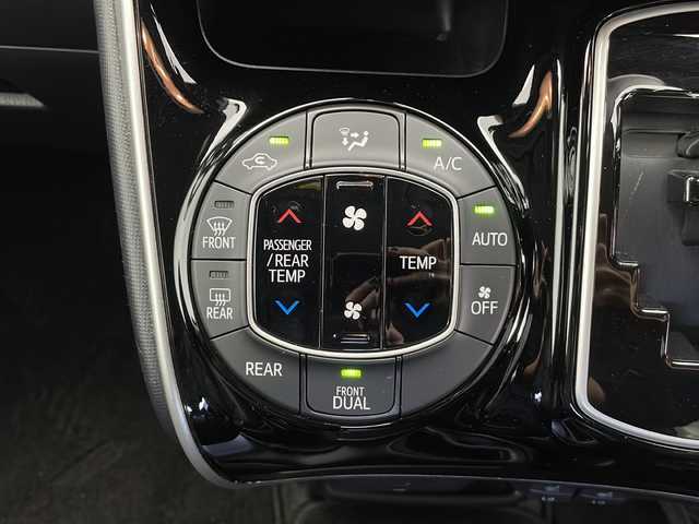 トヨタ エスクァイア Gi 長野県 2018(平30)年 3.3万km ホワイトパールクリスタルシャイン 純正SDナビ/Bluetooth／CD／フルセグTV/バックカメラ/ビルトインETC/前方ドラレコ/両側パワスラ/前席シートヒーター/横滑り防止装置/衝突軽減被害システム/先行車発進告知/社外TRD17インチAW装着/社外フロアマット/ドアバイザー/ステアリングスイッチ/クルーズコントロール/2列目サンシェード/オートライト/LEDヘッドライト/電格ミラー/スマートキー