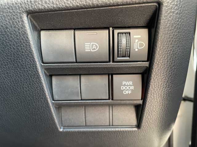 トヨタ ノア S－G 愛知県 2022(令4)年 1.5万km ホワイトパールクリスタルシャイン 純正ディズプレイオーディオナビ/両側パワースライドドア/ユニバーサルステップ/シートヒーター/バックカメラ/コーナーセンサー/純正アルミホイール/ETC2.0/LEDヘッドライト/リアオートエアコン/レーンキープアシスト/オートマチックハイビーム/衝突軽減システム/Bluetooth/ステアリングスイッチ/スマートキー/プッシュスタート