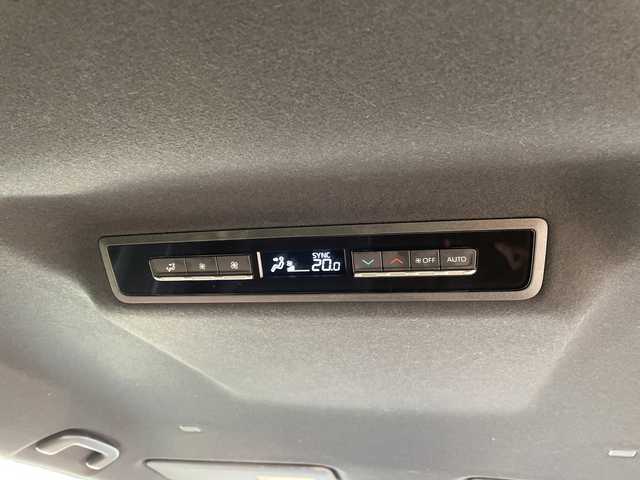 トヨタ ノア S－G 愛知県 2022(令4)年 1.5万km ホワイトパールクリスタルシャイン 純正ディズプレイオーディオナビ/両側パワースライドドア/ユニバーサルステップ/シートヒーター/バックカメラ/コーナーセンサー/純正アルミホイール/ETC2.0/LEDヘッドライト/リアオートエアコン/レーンキープアシスト/オートマチックハイビーム/衝突軽減システム/Bluetooth/ステアリングスイッチ/スマートキー/プッシュスタート