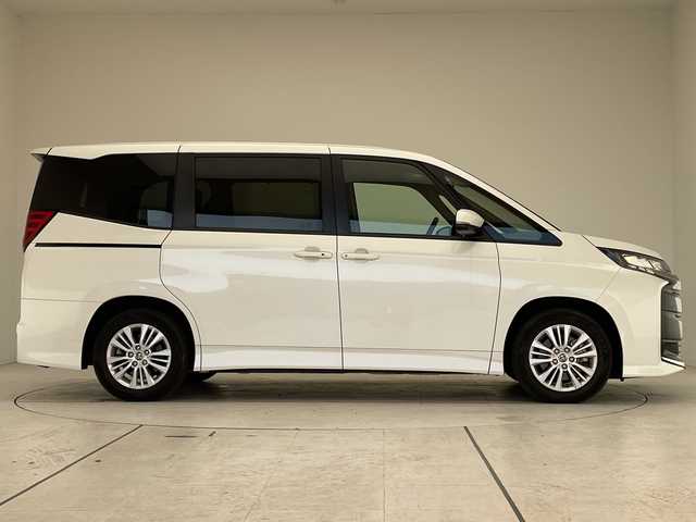 トヨタ ノア S－G 愛知県 2022(令4)年 1.5万km ホワイトパールクリスタルシャイン 純正ディズプレイオーディオナビ/両側パワースライドドア/ユニバーサルステップ/シートヒーター/バックカメラ/コーナーセンサー/純正アルミホイール/ETC2.0/LEDヘッドライト/リアオートエアコン/レーンキープアシスト/オートマチックハイビーム/衝突軽減システム/Bluetooth/ステアリングスイッチ/スマートキー/プッシュスタート