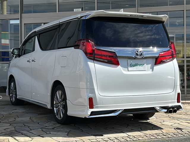 トヨタ アルファード S タイプゴールドⅡ 静岡県 2021(令3)年 3.9万km ホワイトパールクリスタルシャイン 【安全装備】/トヨタセーフティセンス/プリクラッシュセーフティ/（ミリ波レーダー・単眼カメラ・昼自転車運転者＆夜間歩行者検知機能付）/（対車両：自車車速域約10km/hから最高速度：最大約40km/h減速可）/（対歩行者：自車車速域約10km/hから80km/h間：最大約30km/h減速可）/レーダークルーズコントロール（全車速追従機能付/ブレーキ制御付）/レーントレーシングアシスト（LTA）（作動車速：50km/h以上時）/（ステアリング操作支援）/ロードサインアシスト（RSA）（道路標識認識支援）/オートマチックハイビーム/【主要装備】/アルパイン１１型ナビ　/アルパイン１２．８型後席フリップダウンモニター　/クリアランスソナー　/モデリスタエアロ　/両側パワースライドドア　/ハーフレザーシート　/前後ドライブレコーダー