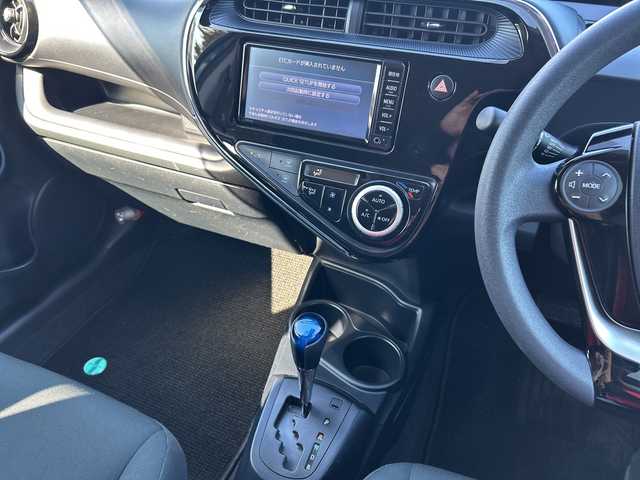 トヨタ アクア S 神奈川県 2018(平30)年 1.9万km クリアエメラルドパールクリスタルシャイン 純正メモリナビ【NSCD-W66】/Bluetooth・CD・SD・TV/スペアキー1本/スマートキー/バックカメラ/ビルトインETC/純正フロアマット/前後コーナーセンサー/プリクラッシュセーフティシステム/レーンディパーチャーアラート/オートマチックハイビーム/先行車発進告知機能/アイドリングストップ/横滑り防止装置/盗難防止装置