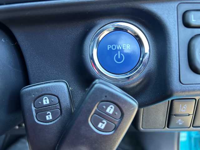 トヨタ アクア S 神奈川県 2018(平30)年 1.9万km クリアエメラルドパールクリスタルシャイン 純正メモリナビ【NSCD-W66】/Bluetooth・CD・SD・TV/スペアキー1本/スマートキー/バックカメラ/ビルトインETC/純正フロアマット/前後コーナーセンサー/プリクラッシュセーフティシステム/レーンディパーチャーアラート/オートマチックハイビーム/先行車発進告知機能/アイドリングストップ/横滑り防止装置/盗難防止装置