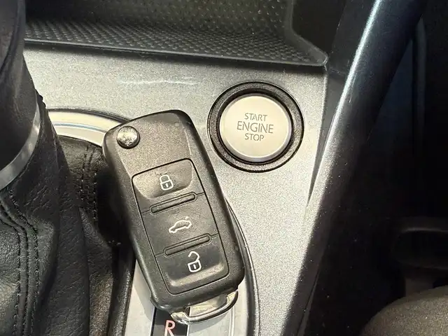 フォルクスワーゲン ザ・ビートル デザインマイスター 滋賀県 2019(平31)年 4.1万km トルネードレッド メーカーナビ/　【AM・FM/USB/Bluetooth/SD】/バックカメラ/ブラインドスポットモニター/LEDヘッドライト/フォグランプ/ETC