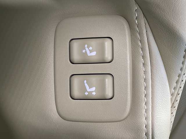 トヨタ クラウン ハイブリッド ロイヤルサルーンG 神奈川県 2013(平25)年 3.1万km ホワイトパールクリスタルシャイン 純正ナビ/バックカメラ/シートヒーター(運転席・助手席)/シートベンチレーション(運転席・助手席)/シートメモリー(運転席)/ETC/前後ドラレコ/デジタルインナーミラー/追従クルーズコントロール/スマートキー/ヘッドライトウォッシャー/革シート/フロアマット/プッシュスタート/オートライト/オートマチックハイビーム/純正16インチAW/電格ミラー/衝突軽減システム/横滑り防止装置