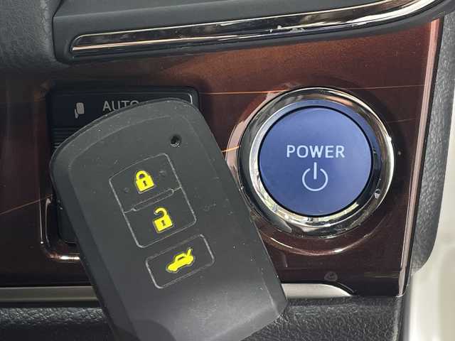 トヨタ クラウン ハイブリッド ロイヤルサルーンG 神奈川県 2013(平25)年 3.1万km ホワイトパールクリスタルシャイン 純正ナビ/バックカメラ/シートヒーター(運転席・助手席)/シートベンチレーション(運転席・助手席)/シートメモリー(運転席)/ETC/前後ドラレコ/デジタルインナーミラー/追従クルーズコントロール/スマートキー/ヘッドライトウォッシャー/革シート/フロアマット/プッシュスタート/オートライト/オートマチックハイビーム/純正16インチAW/電格ミラー/衝突軽減システム/横滑り防止装置