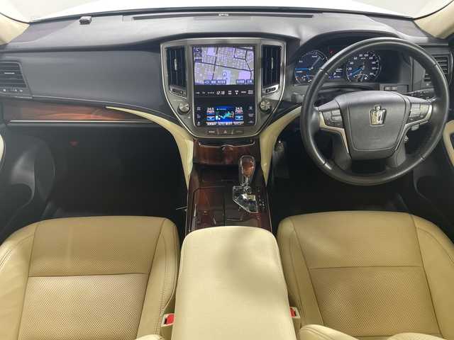 トヨタ クラウン ハイブリッド ロイヤルサルーンG 神奈川県 2013(平25)年 3.1万km ホワイトパールクリスタルシャイン 純正ナビ/バックカメラ/シートヒーター(運転席・助手席)/シートベンチレーション(運転席・助手席)/シートメモリー(運転席)/ETC/前後ドラレコ/デジタルインナーミラー/追従クルーズコントロール/スマートキー/ヘッドライトウォッシャー/革シート/フロアマット/プッシュスタート/オートライト/オートマチックハイビーム/純正16インチAW/電格ミラー/衝突軽減システム/横滑り防止装置