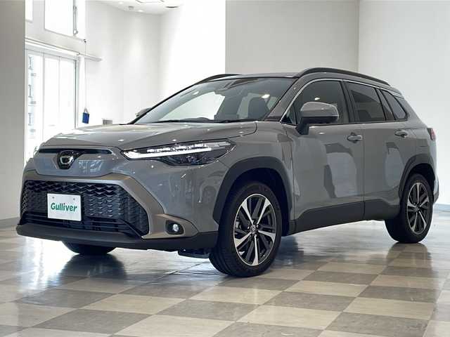 トヨタ カローラ クロス ハイブリッド Z 福井県 2025(令7)年 0.1万km未満 セメントグレーメタリック 登録済未使用車/純正ナビ/フルセグ/Bluetooth/パノラミックビューモニター/パノラマルーフ/トヨタセーフティセンス/ブラインドスポットモニター（BSM）/リヤクロストラフィックアラート（ＲＣＴＡ）/パーキングサポートブレーキ（ＰＫＳＢ）/クリアランスソナー/パワーバックドア/アドバンスドパーク/D席パワーシート/シートヒーター/LEDヘッドライト/ビルトインETC2.0/スマートキー/プッシュスタート