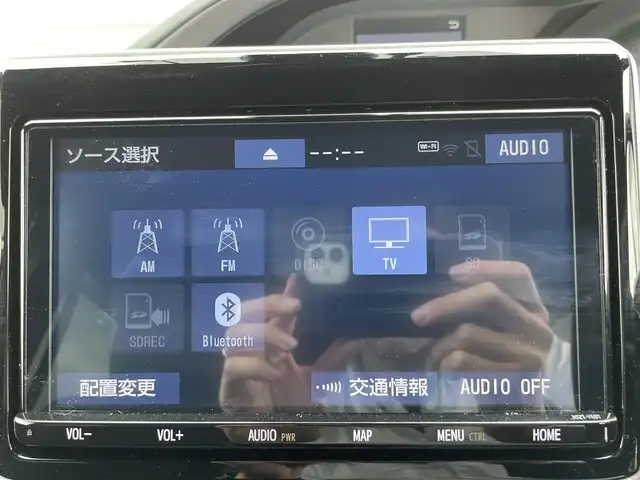 トヨタ エスクァイア ハイブリッド Gi プレミアムパッケージ 熊本県 2019(令1)年 3.9万km ホワイトパールクリスタルシャイン 純正９型ナビ/・AM/FM/CD/DVD/SD/BT/：フルセグTV/・バックカメラ/トヨタセーフティセンス/・プリクラッシュセーフティ/・レーンディパーチャアラート/・オートマチックハイビーム/・クリアランスソナー/クルーズコントロール/ウッドコンビステアリング/・ステアリングリモコン/・ステアリングヒーター/両側電動ドア/ビルトインＥＴＣ/ハーフレザーシート/・D/Nシートヒーター/前後ドライブレコーダー/LEDヘッドライト/オートライト/フォグランプ/スマートキー/スペアキー/プッシュスタート/純正フロアマット/純正ドアバイザー/純正15インチアルミホイール