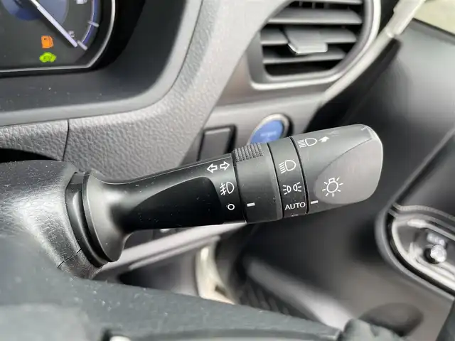 トヨタ エスクァイア ハイブリッド Gi プレミアムパッケージ 熊本県 2019(令1)年 3.9万km ホワイトパールクリスタルシャイン 純正９型ナビ/・AM/FM/CD/DVD/SD/BT/：フルセグTV/・バックカメラ/トヨタセーフティセンス/・プリクラッシュセーフティ/・レーンディパーチャアラート/・オートマチックハイビーム/・クリアランスソナー/クルーズコントロール/ウッドコンビステアリング/・ステアリングリモコン/・ステアリングヒーター/両側電動ドア/ビルトインＥＴＣ/ハーフレザーシート/・D/Nシートヒーター/前後ドライブレコーダー/LEDヘッドライト/オートライト/フォグランプ/スマートキー/スペアキー/プッシュスタート/純正フロアマット/純正ドアバイザー/純正15インチアルミホイール